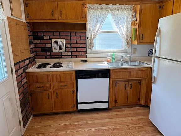5th image of 32 Lakeshore Dr