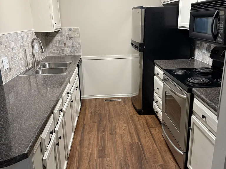 3410 Comstock Ave — Photo 10