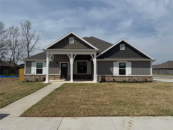 2nd image of 800 Phyllis Farm Rd