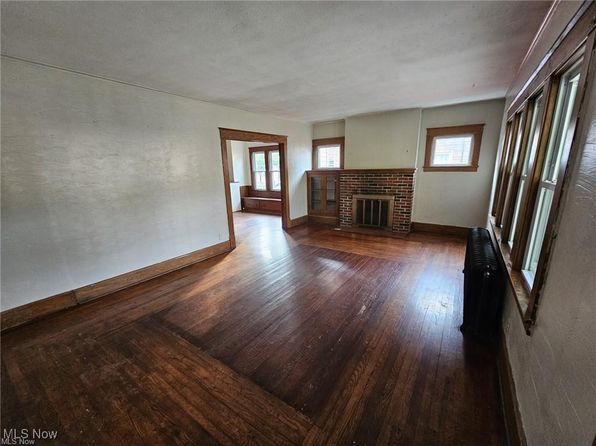 396 W Wood St, Lowellville, OH 44436