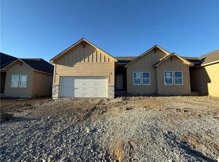 1222 SE Windbreak Dr, Lees Summit, MO 64081