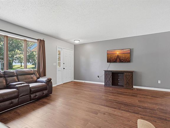 4th image of 103 Valley Rd