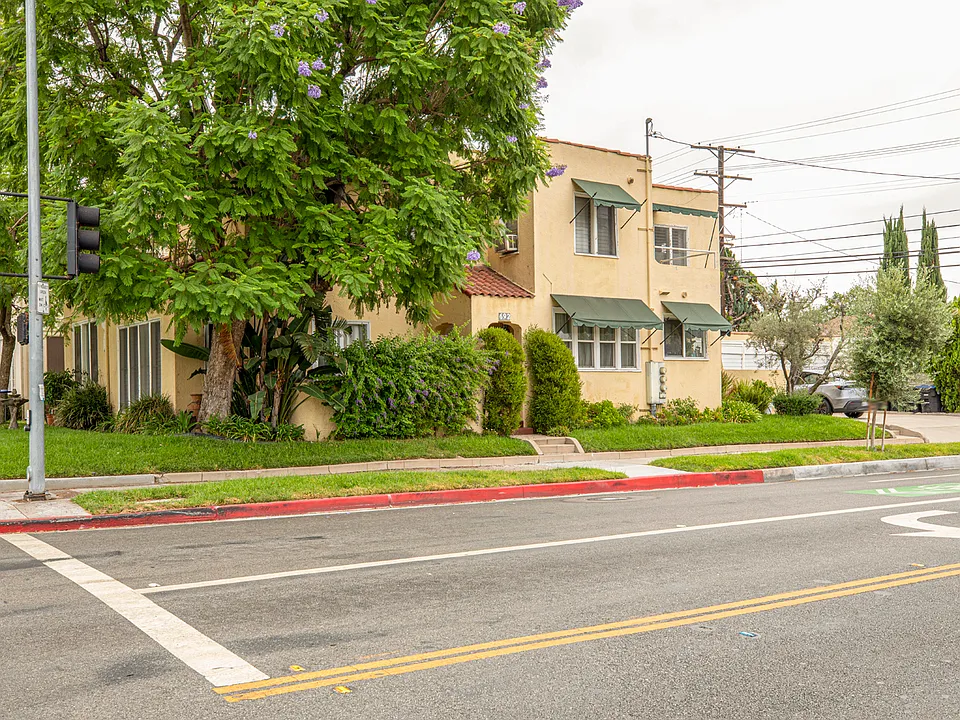 688 W Glenoaks Blvd