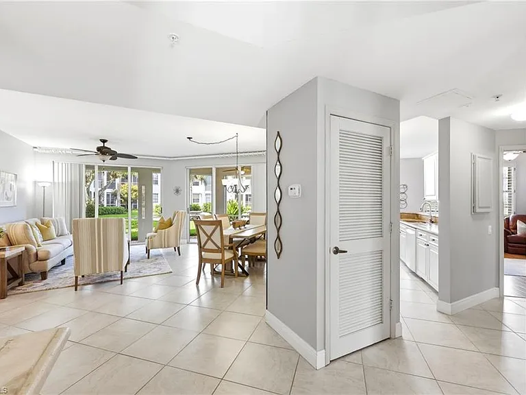 300 L Ambiance Cir #102 — Photo 3