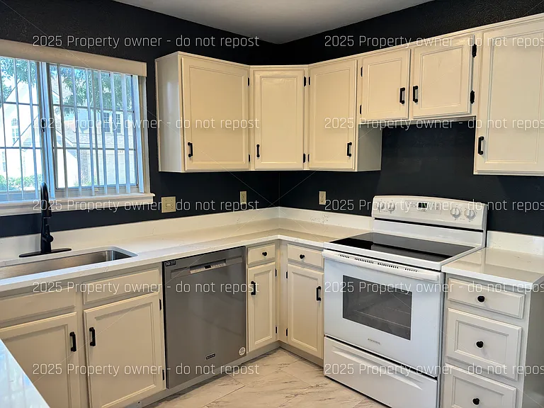 2010 S Xenia Way — Photo 7