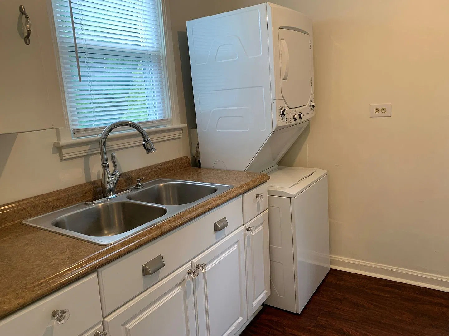 One Level Home off Fort Avenue — Photo 4