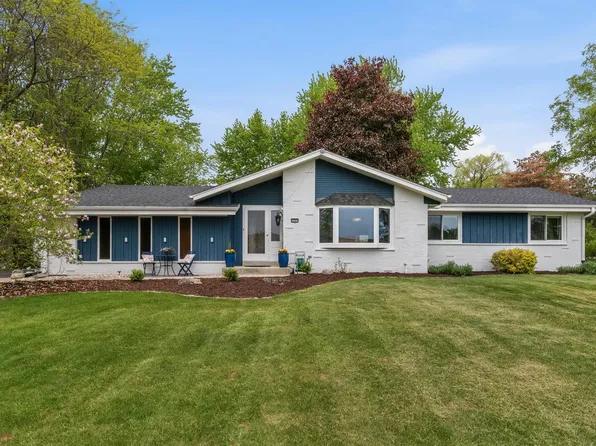 11311 N St James LANE, Mequon, WI 53092