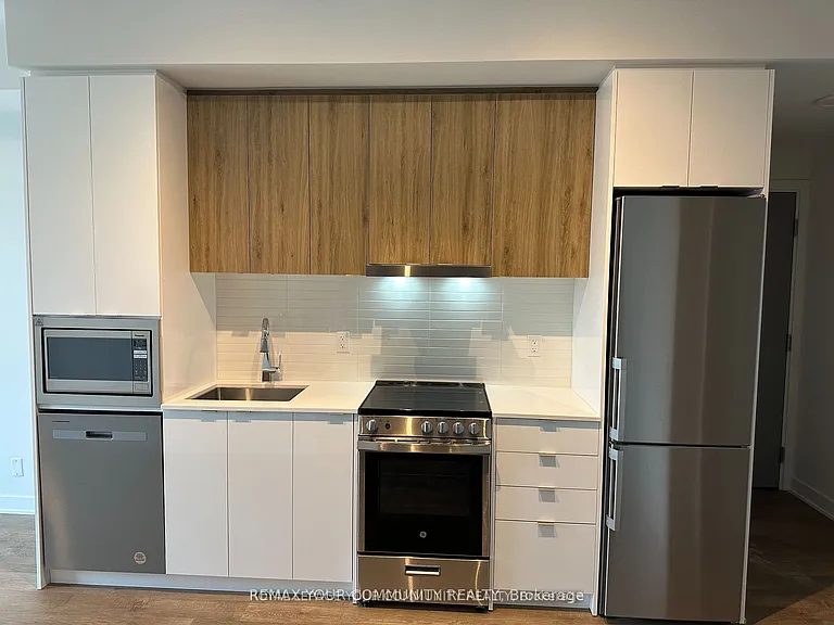 30 Upper Mall Way #906 — Photo 2