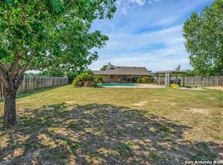421 Bear Gdns, La Vernia, TX 78121