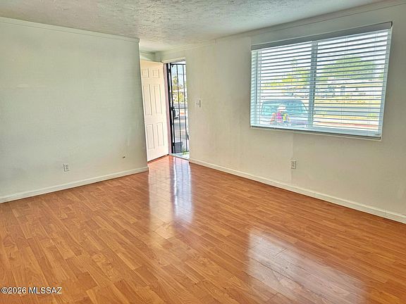 5th image of 1453 W Roger Rd