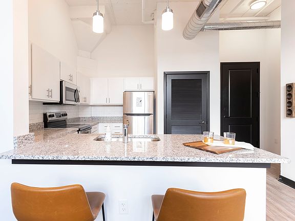 4th image of 1301 E Washington St #321