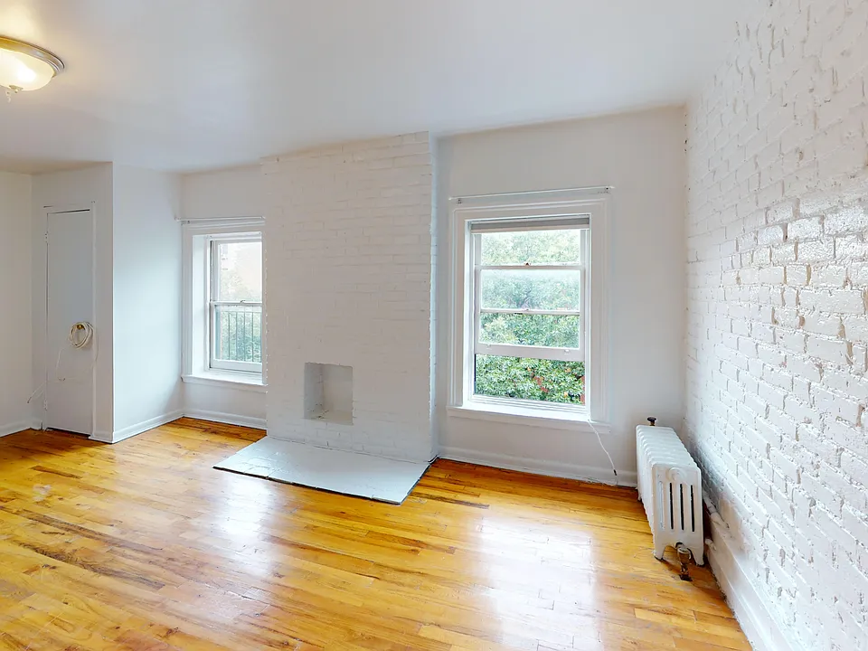 286 W 11th St #5F