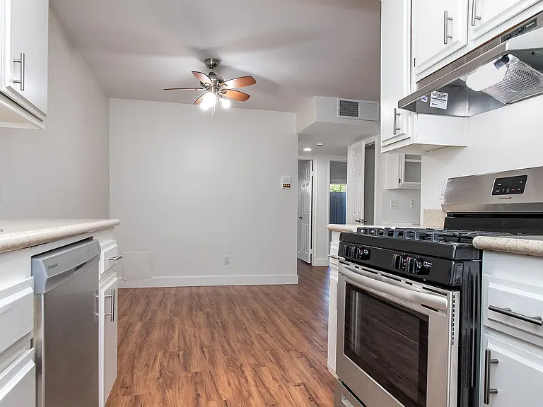 616 W Wilson Ave — Photo 9