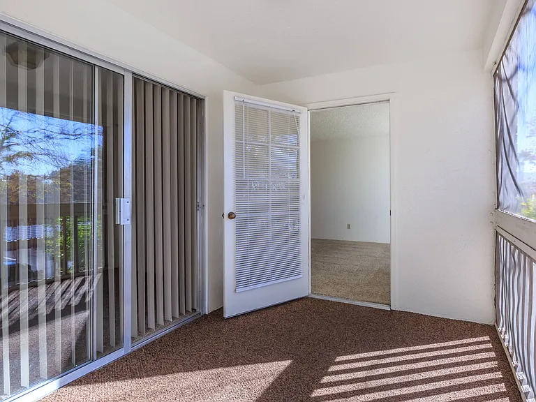 Carondelet Apartments — Photo 7