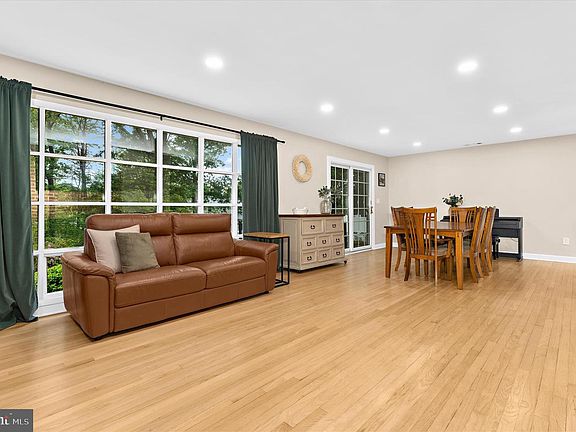 5th image of 748 Evergreen Rd