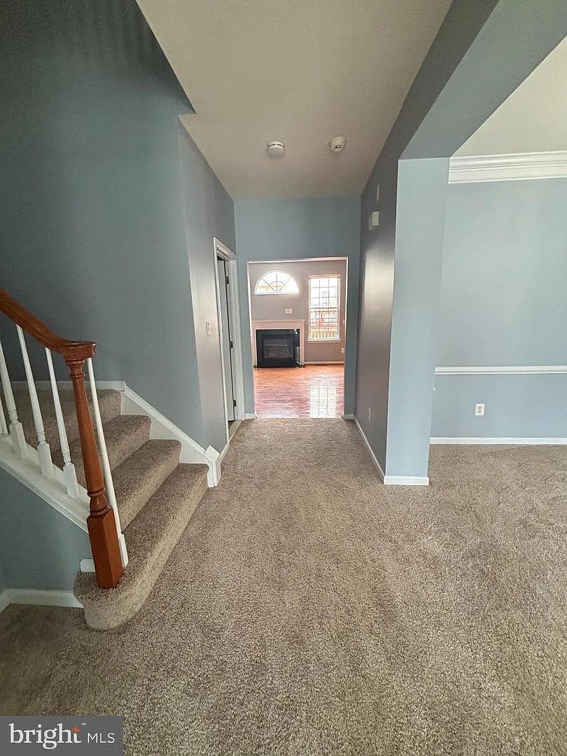 42902 Overly Square - 1 — Photo 1