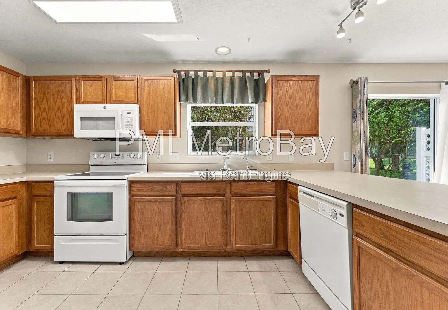 2 bed, 1.5 bath, 1315 sqft, $1,895 — Photo 3