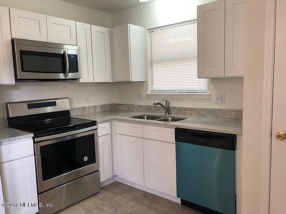 3rd image of 1060 Willow Cove Ct W