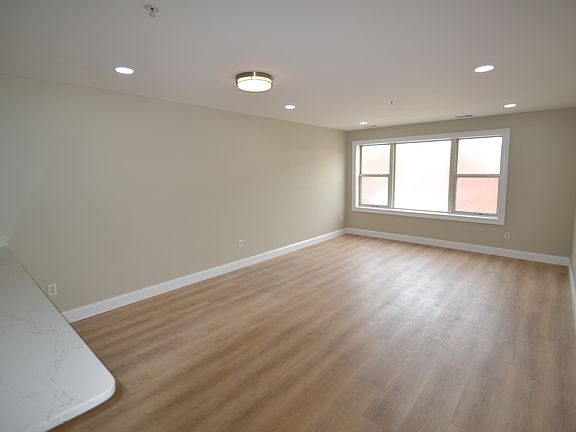 5th image of 312 Roundhouse Rd #312