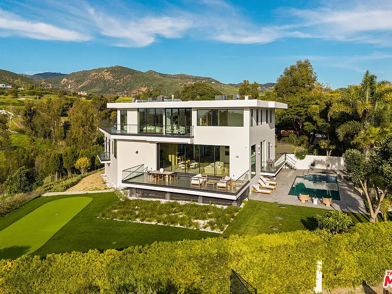 5931 Kanan Dume Rd — Photo 2