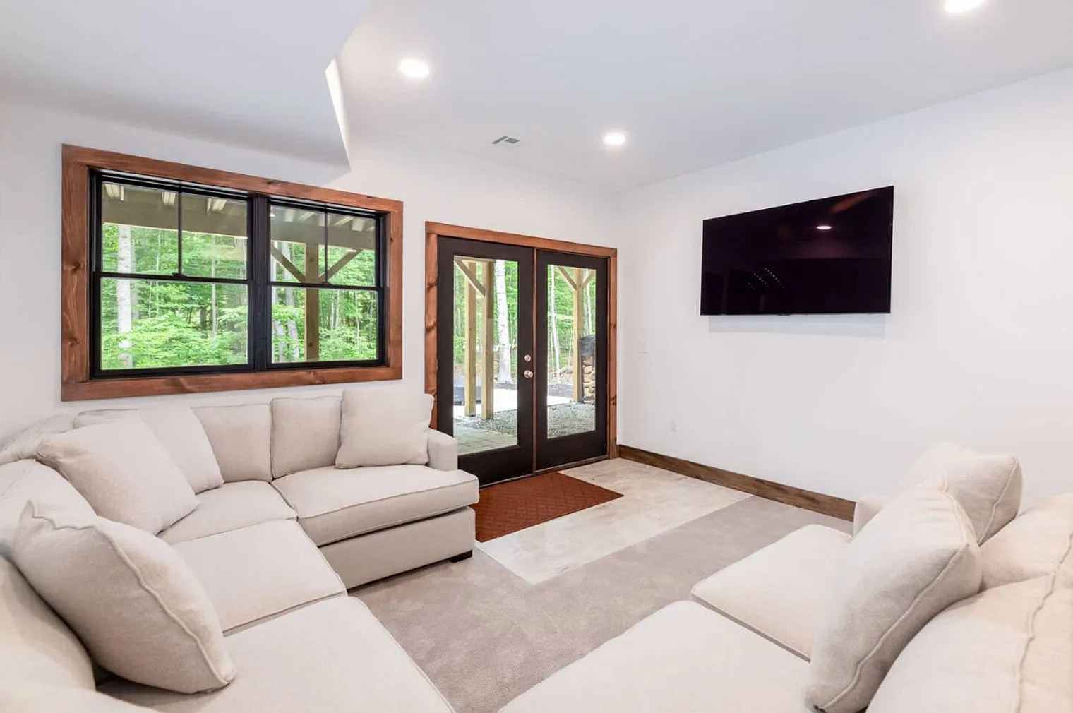5 bed, 3.5 bath, 27297 sqft, $21,240 — Photo 2