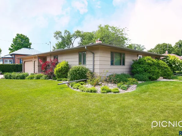 429 S Elm St, Lennox, SD 57039