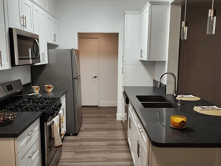 Citronia Luxe Towers Apartments — Photo 16