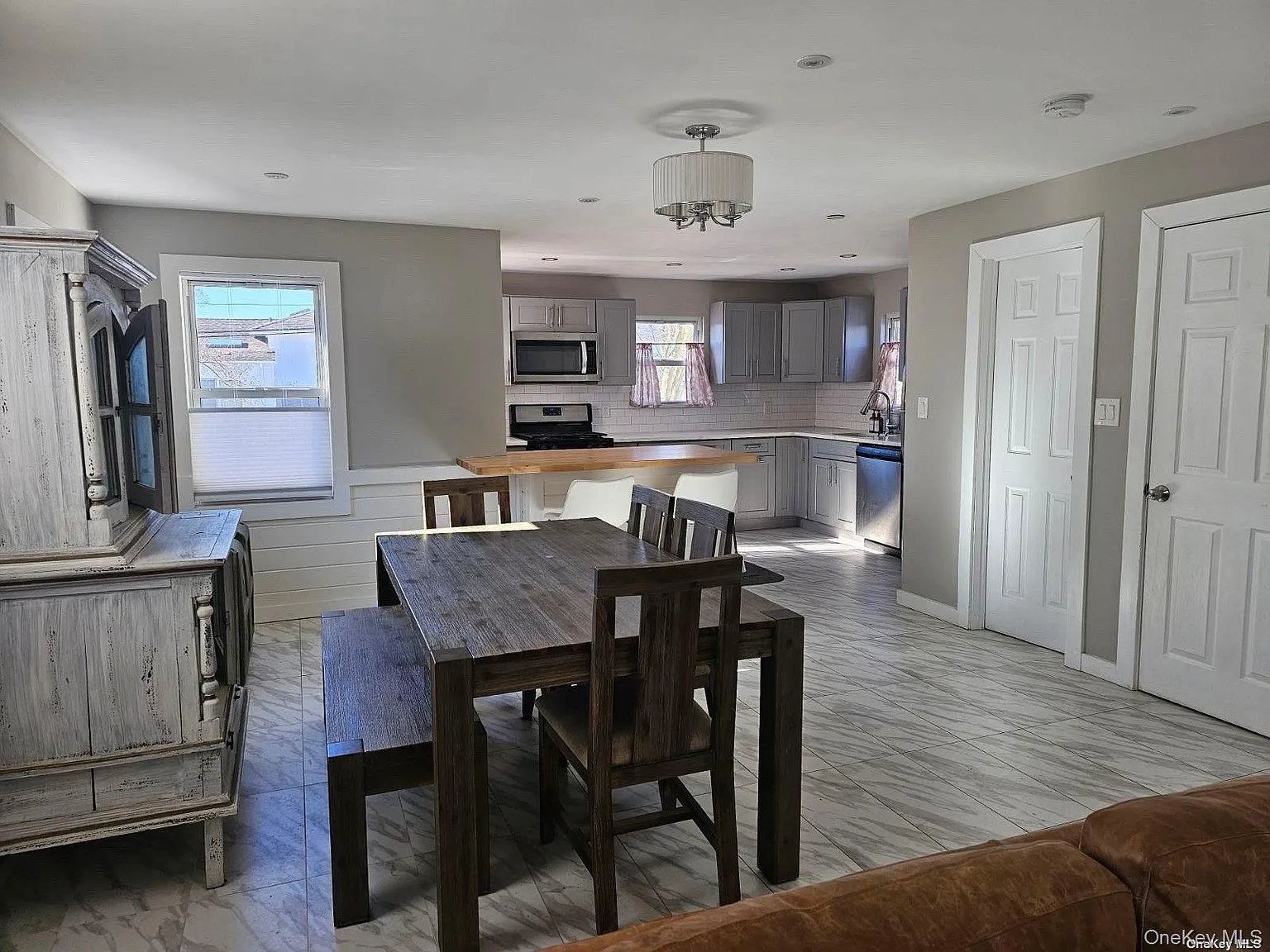 3 bed, 1.5 bath, 1500 sqft, $4,300 — Photo 3