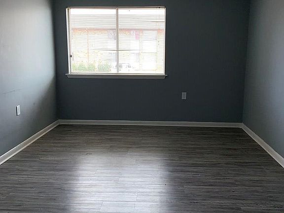 4th image of 2500 Deanna Cir