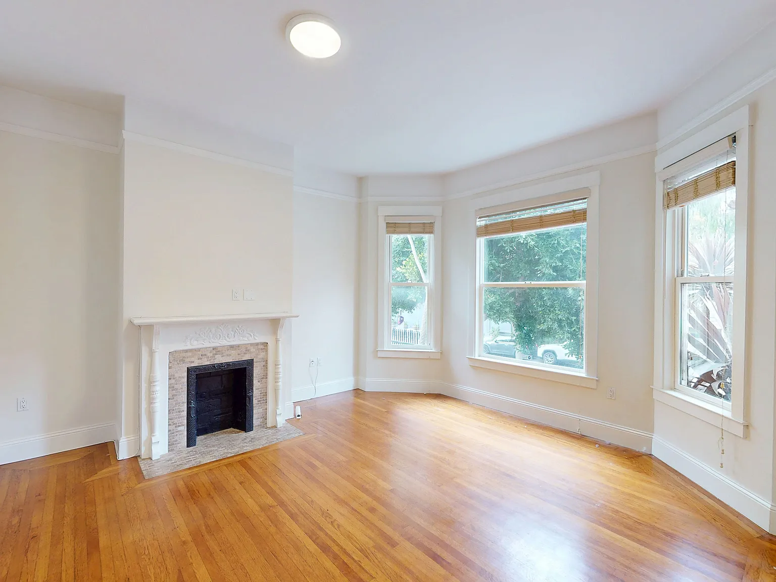 Charming 2BR/2BA with In-Unit Laundry in Haight-Ashbury — Photo 2