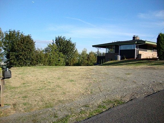 Shot of the vacant platted lot! It is 7620sgft and has it's own tax parcel# and the sewer is stubbed