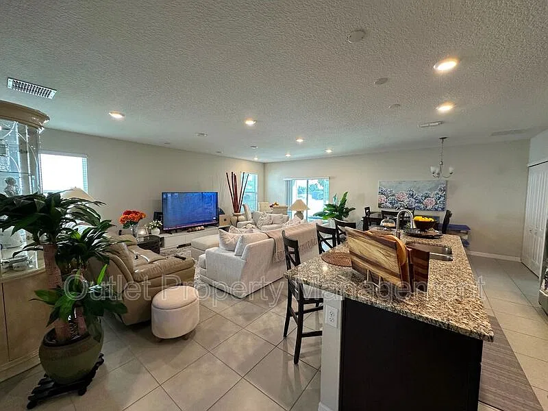 3 bed, 2.0 bath, 1616 sqft, $2,149 — Photo 3