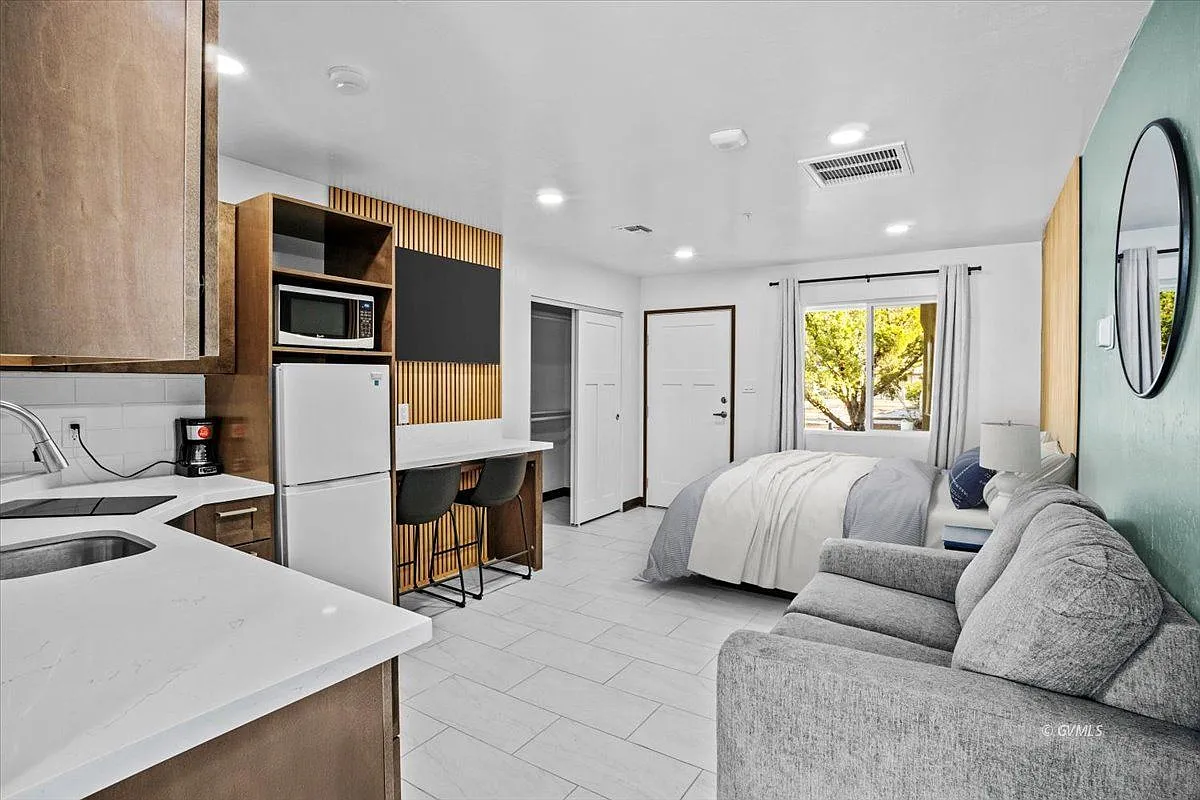 Studio, 1.0 bath, 350 sqft, $1,350 — Photo 2