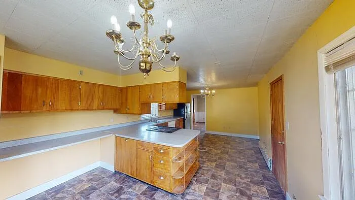 4 bed, 1.5 bath, $1,850 — Photo 2