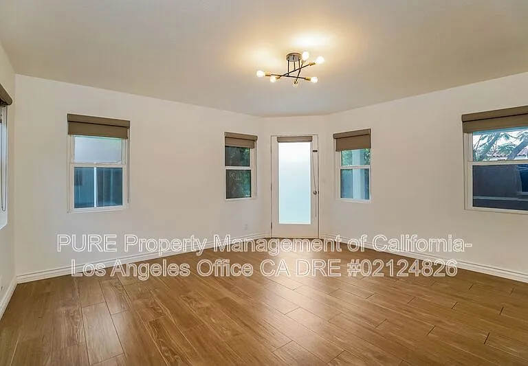 5049 Pickford St — Photo 15