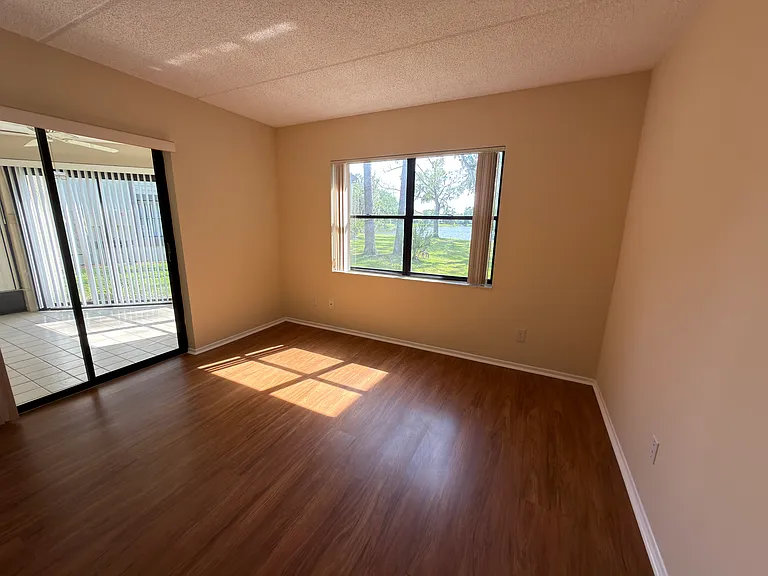 Master bedroom, with the lake view