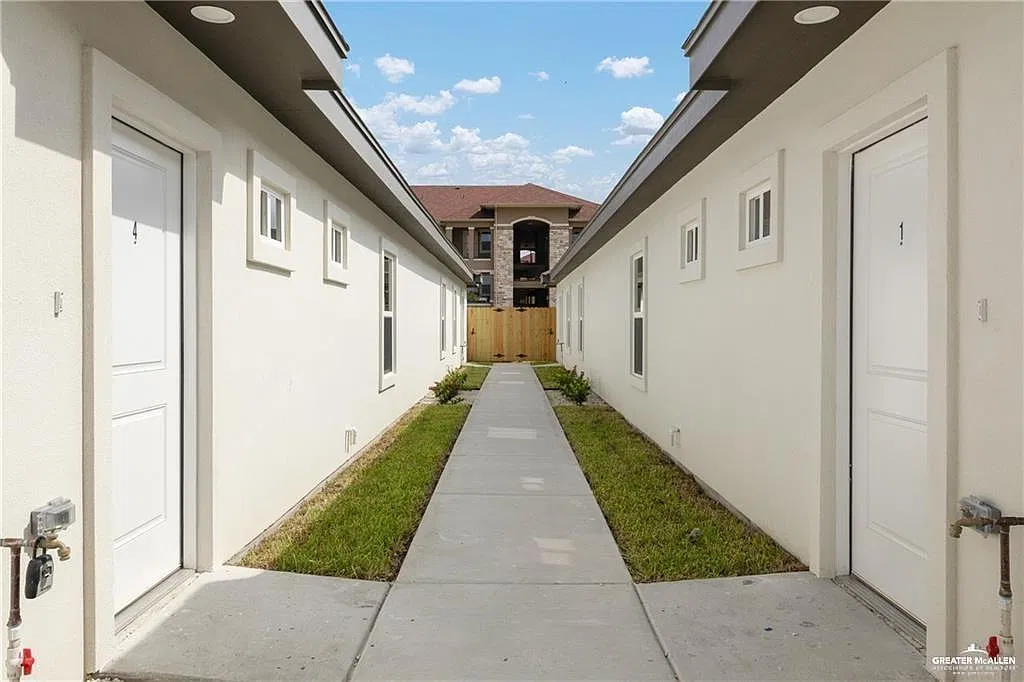 3 bed, 2.0 bath, 1038 sqft, $1,300 — Photo 2