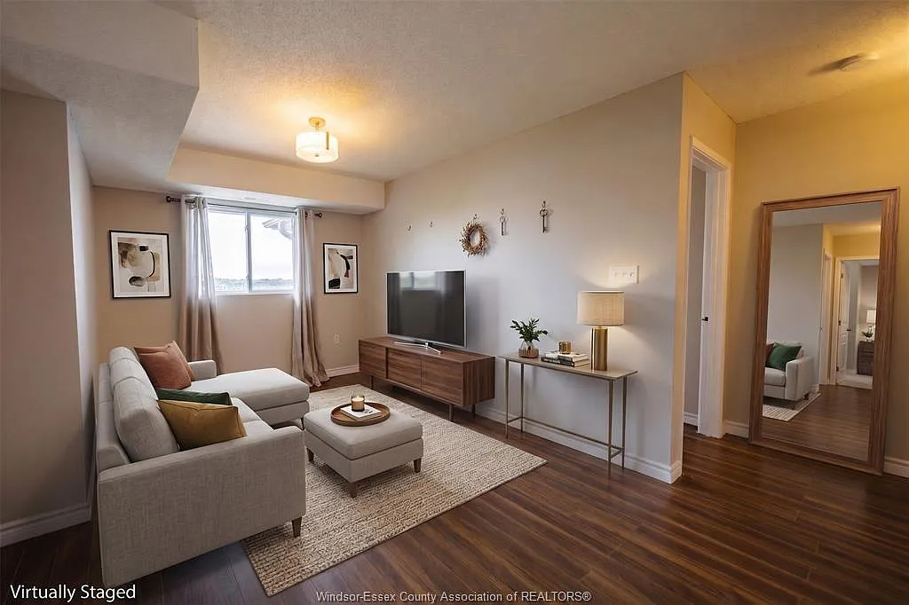 3000 Sandwich St — Photo 4