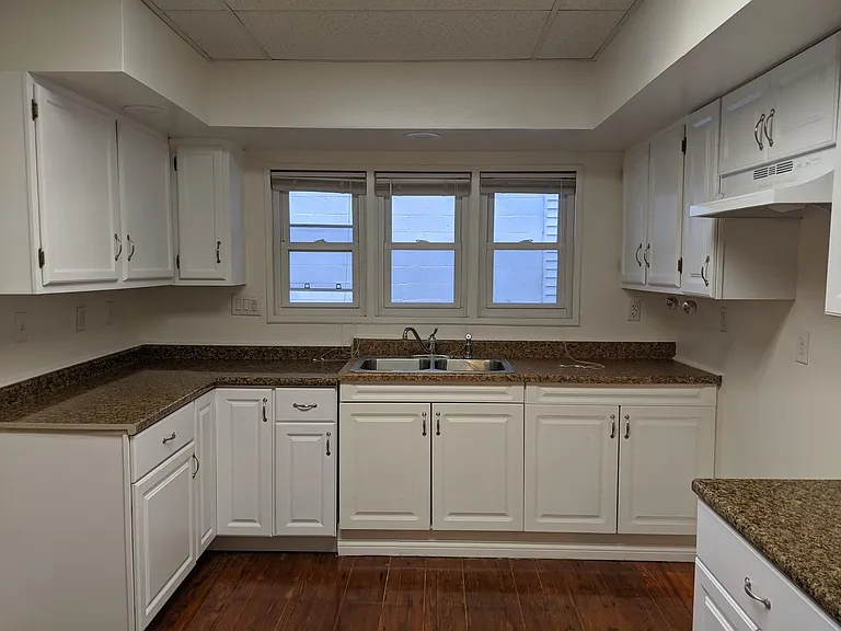 2443 S Dixie Dr — Photo 8