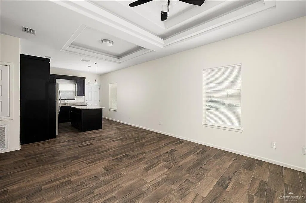 3 bed, 2.0 bath, 1050 sqft, $1,125 — Photo 3