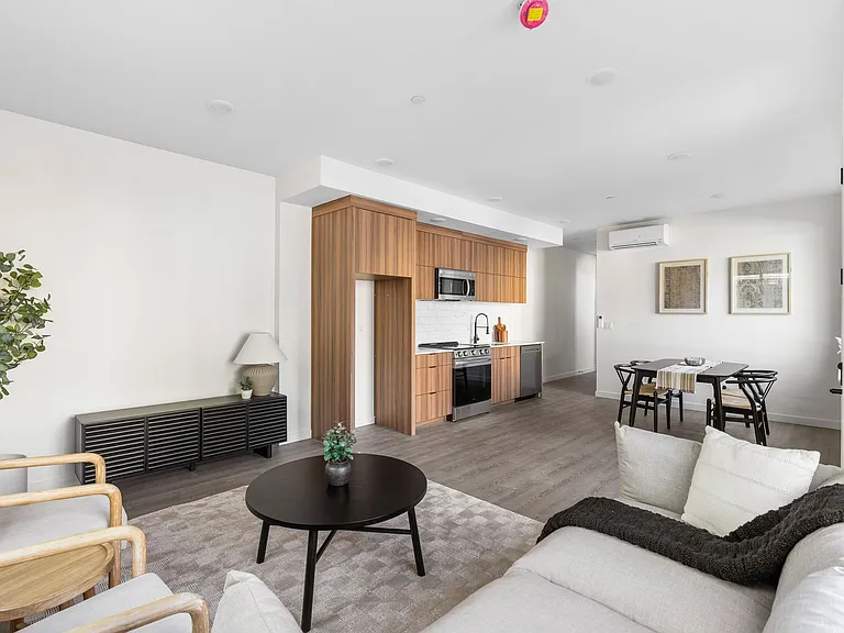 *1 Month Free Rent* A 2bd/2bath Modern Townhome In Portland's Vibrant Hollywood District — Photo 4
