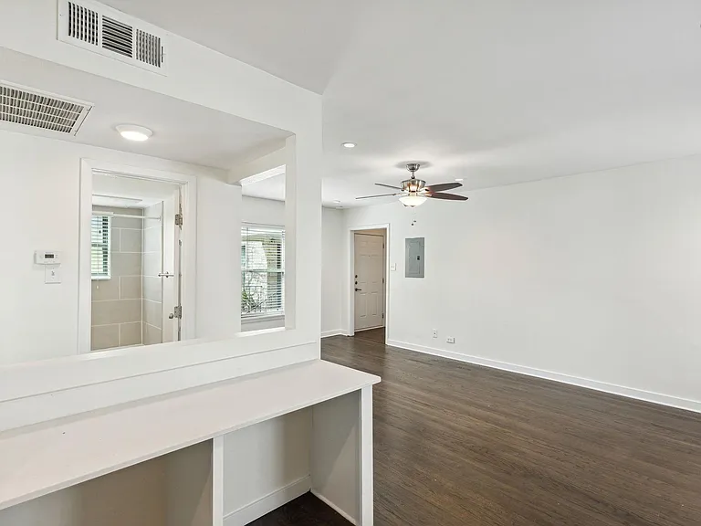 Devonshire Apartments — Photo 5