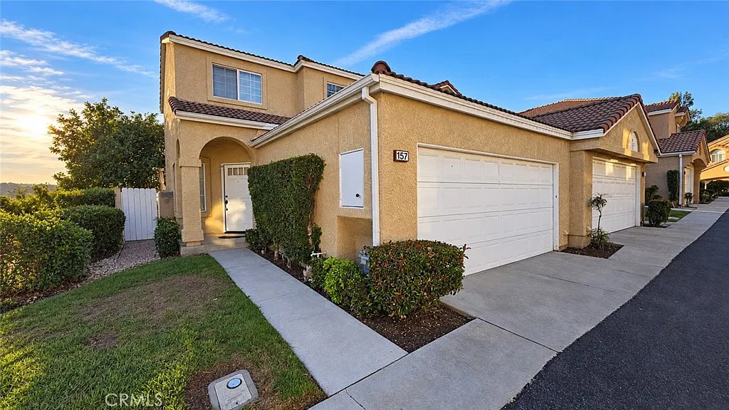 3 bed, 1383 sqft, $3,295 — Photo 1