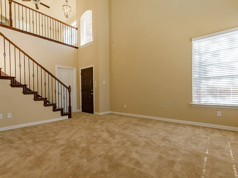 1940 Argyle Ln — Photo 3