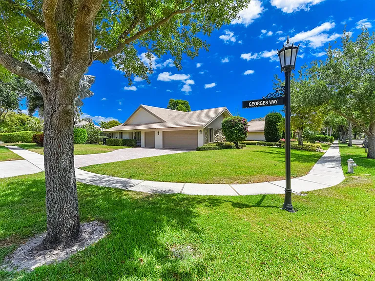 3185 Saint James Dr — Photo 3