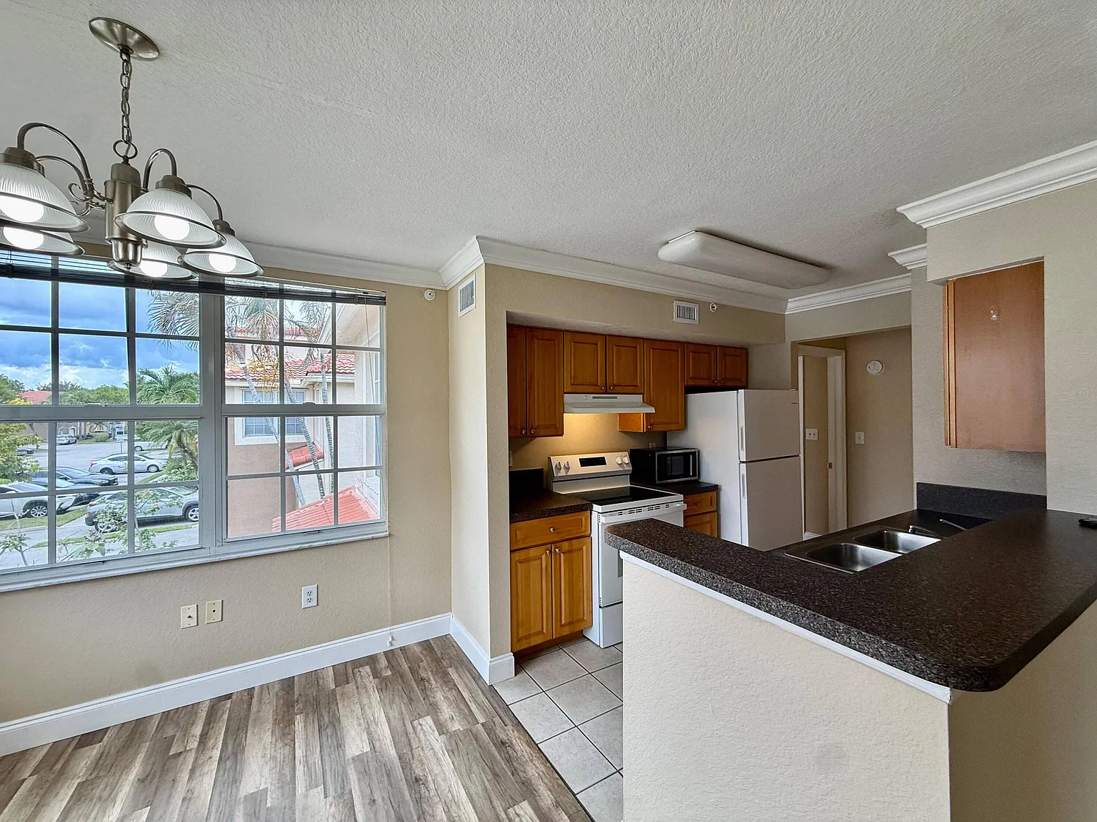 1 bed, 1.0 bath, 787 sqft, $1,895 — Photo 2