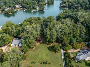 2 York Rd, Irvington, VA 22480