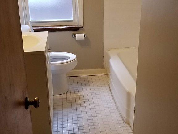 5th image of 1831 Davis Ave APT 1