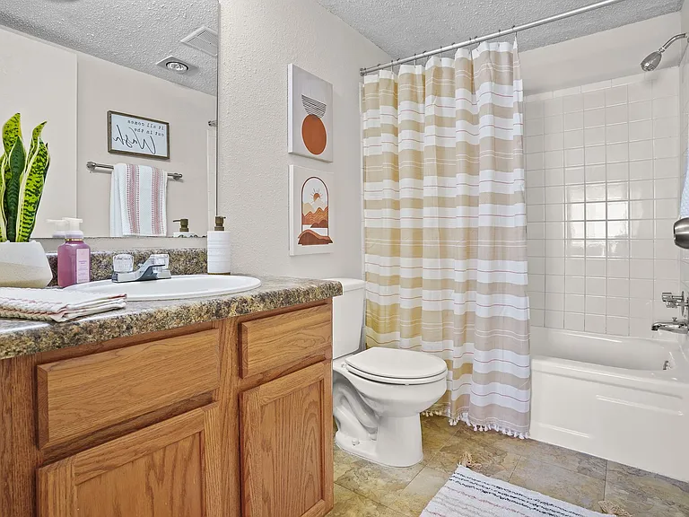 Regency Point Luxury Apartments — Photo 30