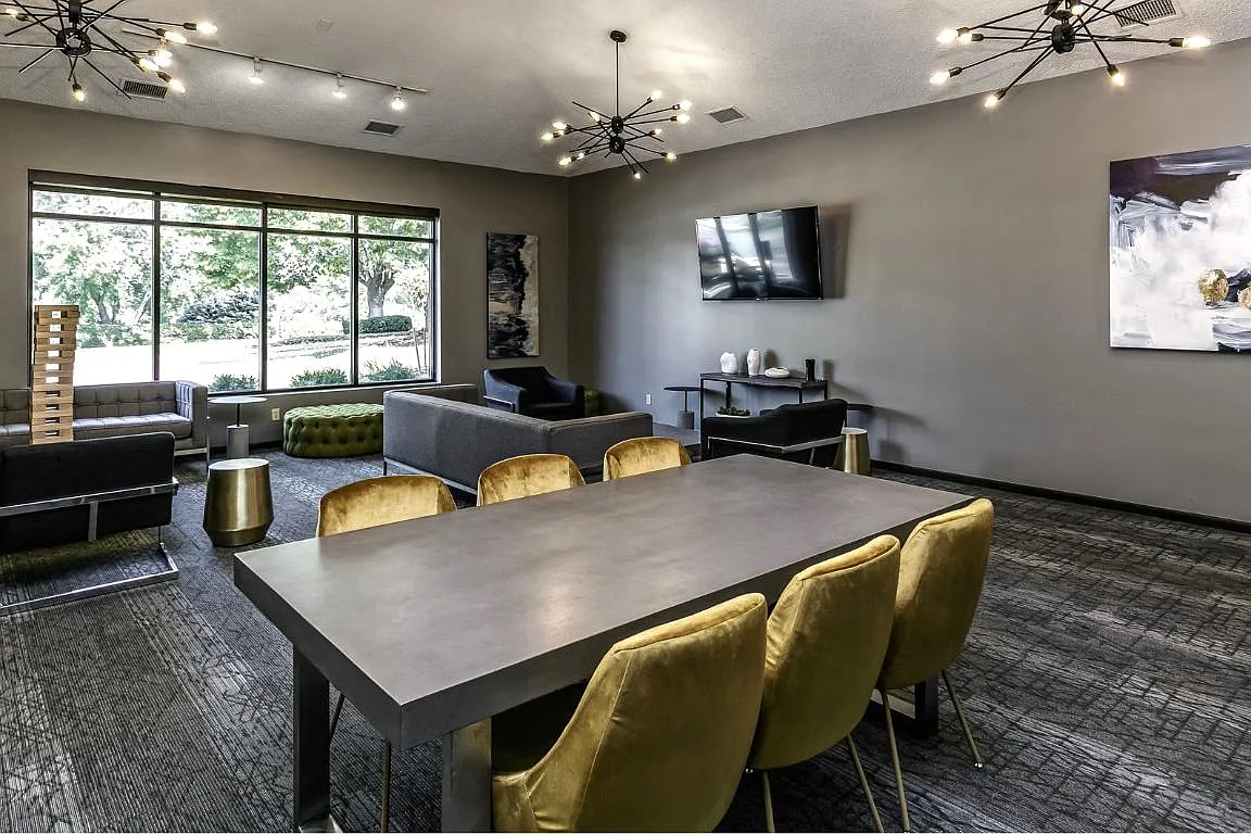 Southwest Gables Apartments — Photo 2
